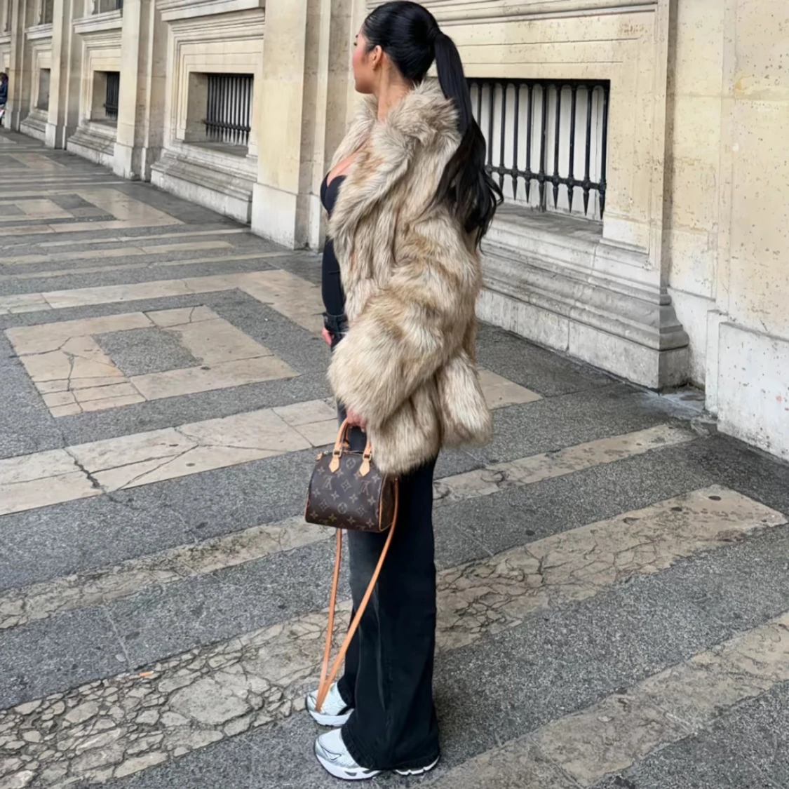 Beige fluffig pälsväst med krage