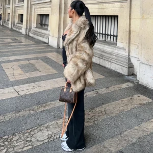 Beige fluffig pälsväst med krage - Säljer en beige fluffig pälsväst med bred krage och generös passform. Västen har en naturlig färgskiftning i beige och ljusbruna toner, vilket ger en lyxig och trendig look. Perfekt att slänga över en topp för att höja din outfit till nästa nivå. Från HM köpt förra vinter, har endast använt några gånger.