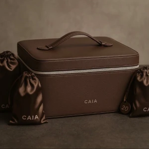 CAIA JULKALENDER 2025 – Ny, oöppnad – Limited Edition - Den mest eftertraktade Caia-julkalendern 2025 – helt ny, oöppnad och slutsåld på Caia Cosmetics hemsida!  Innehåll: •	29 fullsize-produkter: 17 makeup, 3 kroppsvård, 2 hudvård, 2 hårvård + 5 accessoarer •	8 helt nya produkter och 8 nya nyanser/dofter •	Elegant och användbart beauty case med borsthållare  Totalt värde: 8 505 kr  Leverans: •	Skickas direkt efter köp •	Hämtas i Göteborg  Limited Edition – först till kvarn!  Fråga gärna om du undrar något