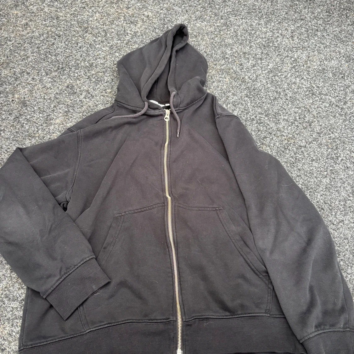 Svart hoodie med dragkedja från Weekday - 1