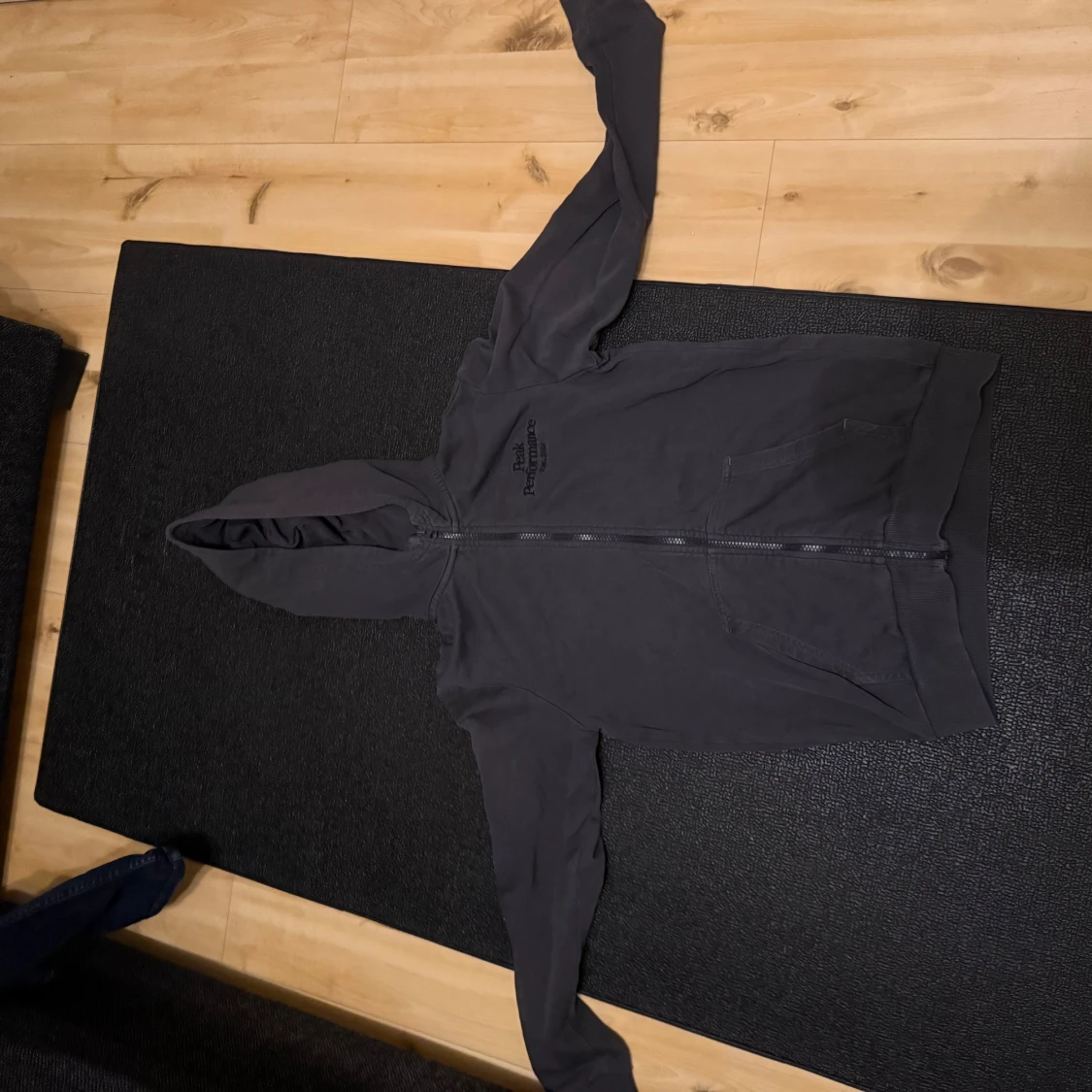 Svart hoodie från Peak Performance