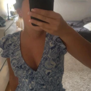 Blåvit blus med volangärm och v-ringning - Supersöt blus i blå och vit som tyvärr inte komm i till användning💕