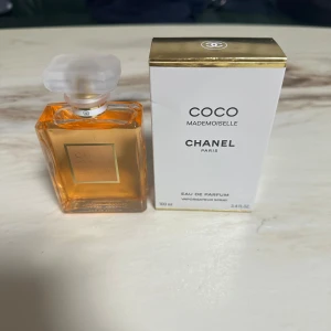 Chanel Coco Mademoiselle EdP 100ml - Chanel Coco Mademoiselle Eau de Parfum, 100 ml. En ikonisk doft från Chanel, tillverkad i Frankrike. Perfekt för dig som vill ha en klassisk och tidlös parfym med exklusiv känsla.