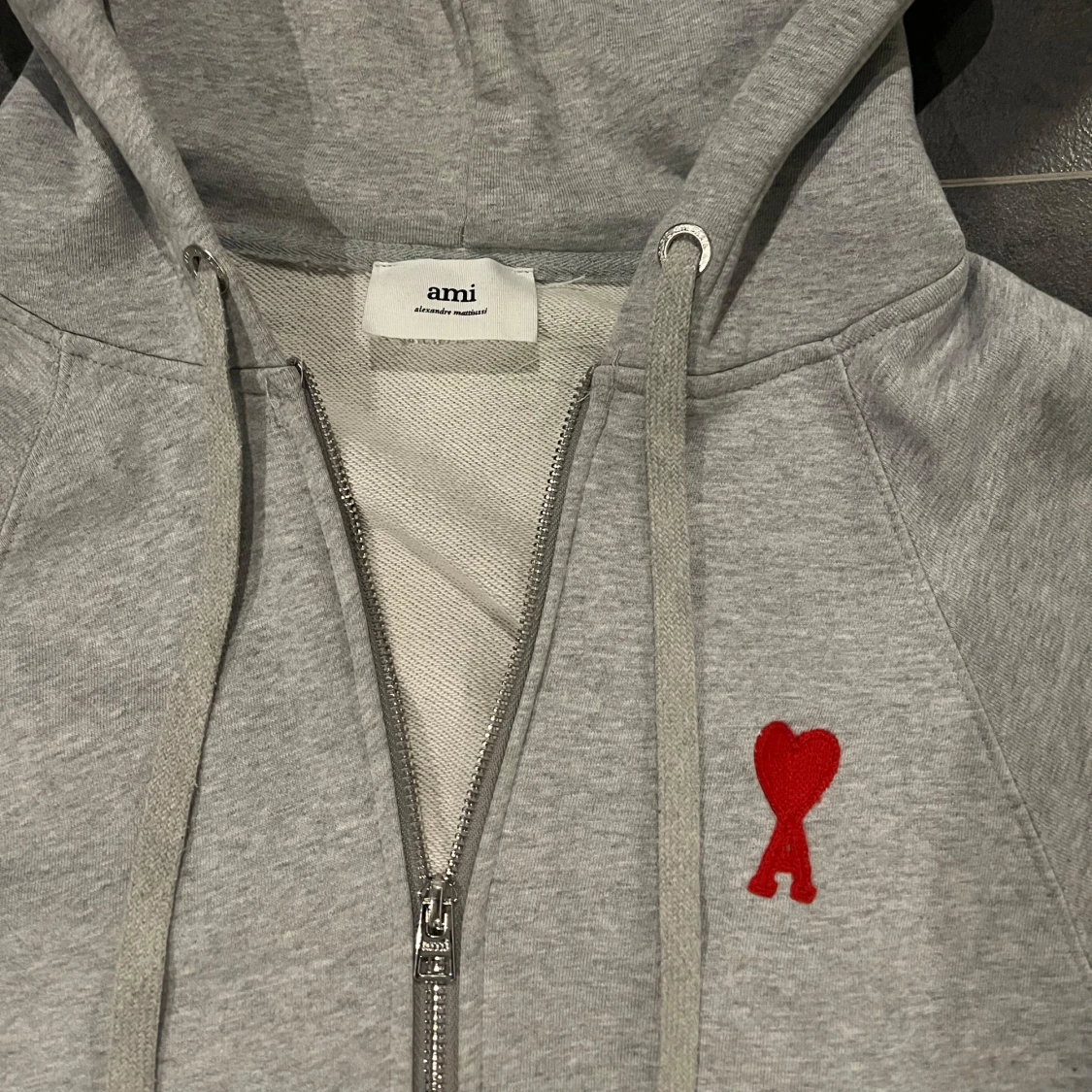 Grå hoodie med dragkedja från Ami - 2