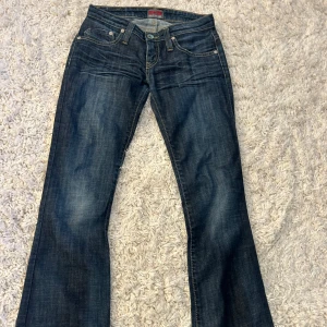 Blå bootcut jeans från Big Star - Snygga mörkblå lågmidjade jeans från Big Star med bootcut passform.  Säljer då de är för små för mig. Strl 26/30. Midjemått: 33 cm. Innerbenslängd: 73 cm.🩷
