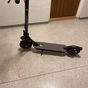 E-Wheels E2S V2 Pro LR - E-Wheels E2S V2 Pro LR elscooter med digital display, LED-lampa, punkteringsfria däck och skivbroms. Skick: mycket bra, endast lättare bruksspår. Bluetooth-funktion och toppfart 30 km/h. Perfekt för stadspendling.  MALMÖ GÅR BARA ATT HÄMTA PÅ PLATS