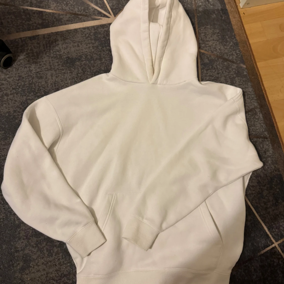 Vit hoodie med huva och ficka