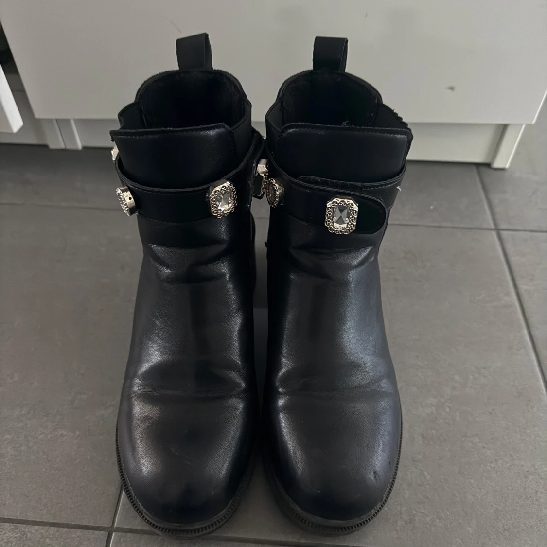 Svarta boots med smyckade spännen - 1