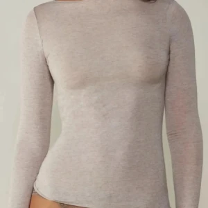 Beige långärmad topp från Intimissimi - Jätte fin topp från Intimissimi den har ett jätte litet hål på ryggen men annars jätte fin. Se på bild 2