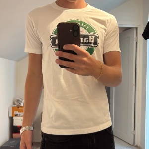 Souvenir tisha från japan - Köpt i harajuku. Storlek M sitter som S. är 178cm för jämnförelse 