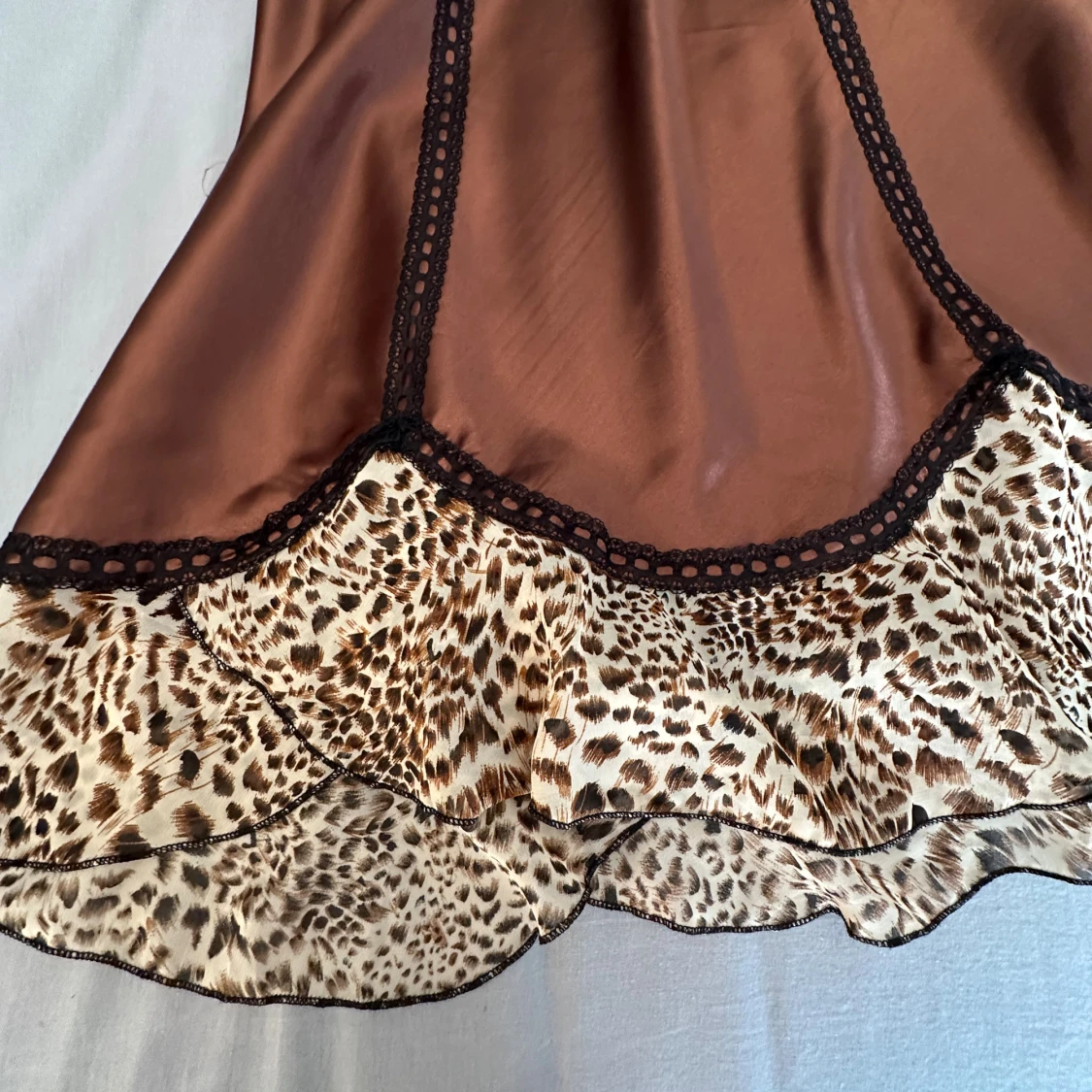 Brun satinklänning med leoparddetaljer - 4