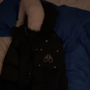 Svart parka Moose Knuckles med päls - Säljer en svart lång parka jacka , pälsen är bra omhändertagen inga tecken på skador eller liknande. Priset är inte hugget i sten. Kan mötas upp inom Södermanland & Västmanland längre än så = frakt. Jackan är hyfsad tung men den behåller en extreme värme när det är minus grader. Har du mer frågor om jackan så är det bara att skriva !
