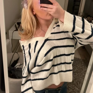 Randig mysig stickad tröja - V-ringad stickad långärmad som inte kommer till användning längre ❤️