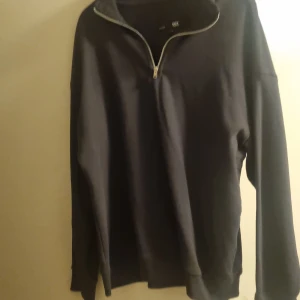 Svart långärmad tröja med half zip - Svart långärmad tröja  med snygg half zip-dragkedja vid halsen. Enkel och stilren design, perfekt för lager-på-lager. Mjuk och bekväm, passar till många olika outfits.
