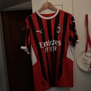 AC Milan fotbollströja  - AC Milan fotbollströja från Puma i storlek L, köpt utomlands men kom aldrig till användning så säljs för mindre än inköpspriset. Hör av er vid minsta intresse 