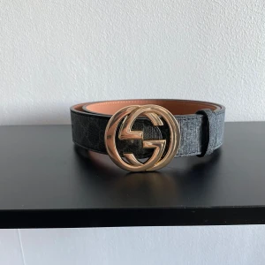 Gucci bälte - Gucci bälte med snygg och unik design. storlek 110 cm. Helt ny aldrig använt. Kan frakta eller mötas i Stockholm. Postar alltid under 24 timmar efter köpet. Skriv gärna för fler frågor eller bilder.
