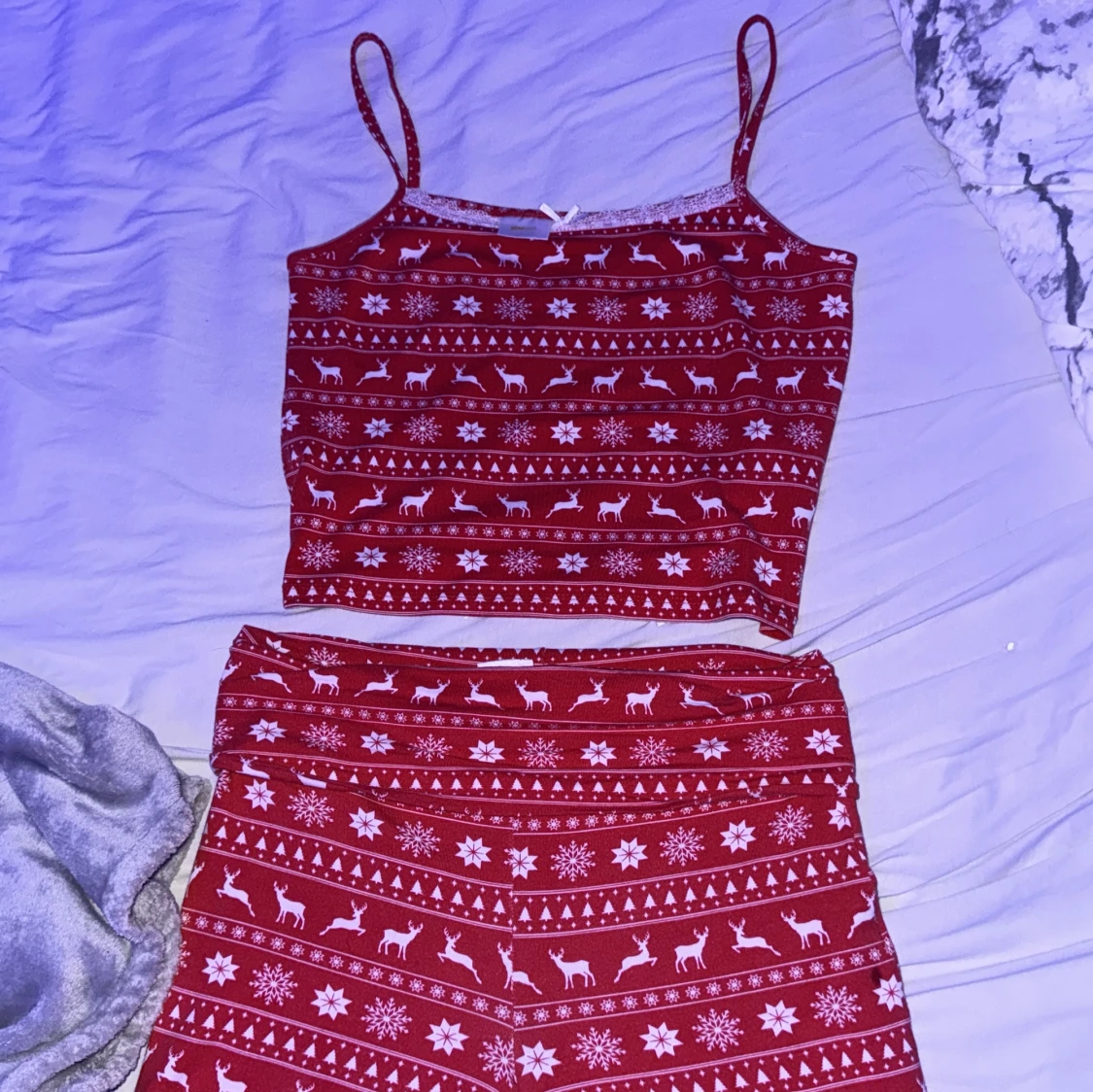 Röd julig linnetopp med spets