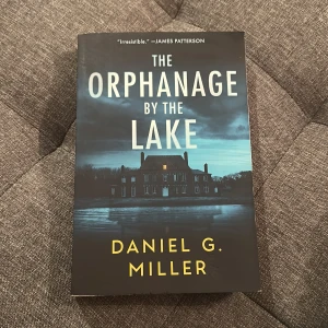 The Orphanage by the Lake - En spännande berättelse om Hazel, en privatdetektiv som dras in i ett mystiskt fall kring en försvunnen flicka och ett barnhem fyllt av hemligheter. Perfekt för dig som gillar mysterier, mörka hemligheter och nervkittlande utredningar.
