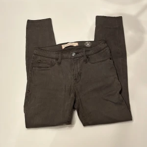 Marc by Marc Jacobs jeans - Grå jeans från Marc by Marc Jacobs. Jeansen är helt perfekta för dig som vill vara stilig men ändå lite chill och laidback. 😎🧌                                       Skick 9/10 - Inga defekter som nya, använda typ 6/7 gånger. Nytt pris imellan 1000-1500kr  ( kollektionen slutades produceras 2015) Mitt pris 599kr.💸 Kan sänka vid snabb affär, Hör av er vid minsta fråga eller fundering.🧏🏻‍♂️