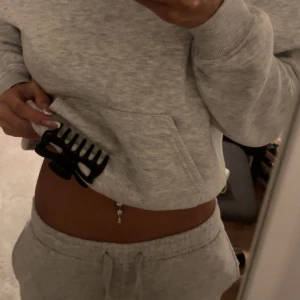 Ljusgrått mjukisset från Gina Tricot - Skitsnyggt mjukisset från gina, säljer då de e litet för mig. använd fåtal gånger men helt utan defekter osv