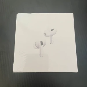 AirPods Pro (2nd generation) with MagSafe Charging Case (USB-C) - Helt nya Apple AirPods Pro (2nd generation) med MagSafe-laddningsetui (USB-C). Oöppnad originalförpackning, senaste modellen med förbättrad brusreducering och ljudkvalitet. Perfekt för iPhone, iPad och Mac. Inga synliga defekter eller slitage. (1:1) (bara frakt 🚚)