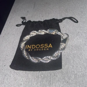 Silverfärgat armband från Indossa - Skön silver cordell armband 10mm använd 3-5 gånger. Den är stål och byten fungerar också. Bara runt Stockholm