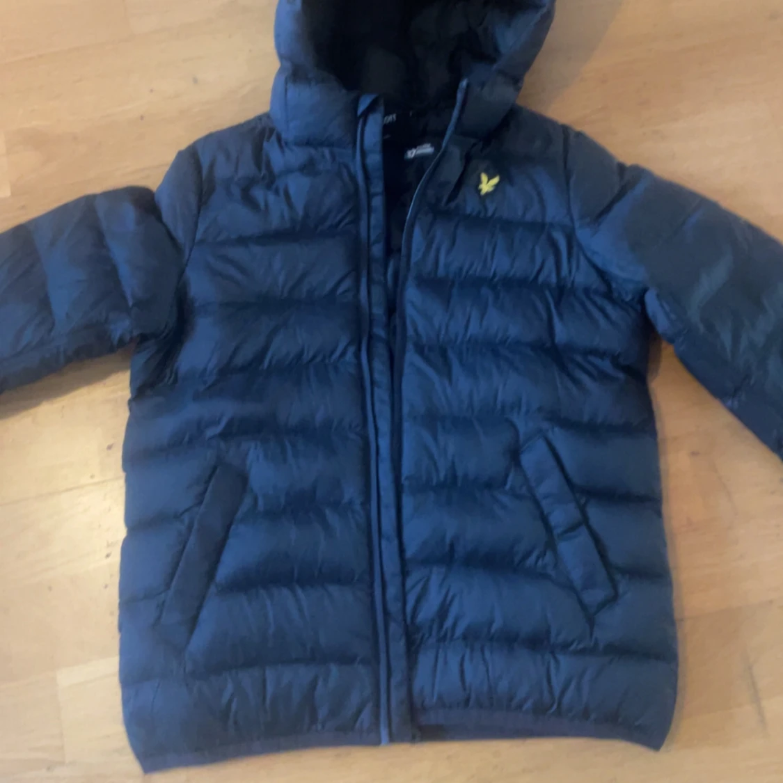 Mörkblå dunjacka från Lyle & Scott