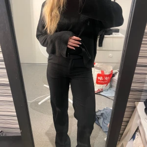 Kostymbyxor  - Superfina kostymbyxor i strl 34 från Bikbok🖤Lite högre midja men superbekväma! Använd fåtal gånger. Inga fickor på baksidan😊