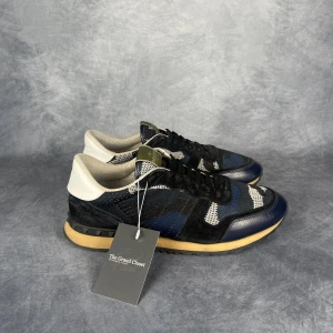 Valentino Rockrunner - Skick: 8/10 (små defekter, se bild 2-3.| Ingår: Bara skorna. | Nypris: +- 7000 SEK. | Givetvis äkta. Mer hittar du på www.thegrandcloset.com.