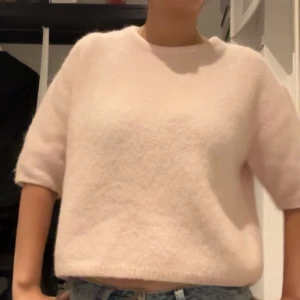 Ljusrosa fluffig stickad tröja - Supermjuk och fluffig ljusrosa stickad tröja från Lindex i helt nytt skick!!!