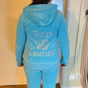  2000s Juicy Couture  - säljer min älskade 2000s baby blue sett från juicy couture vintage 🩵den har ba legat i garderoben settet är i storleken M men passar S då den sitter tight på kroppen och formar kurvorna ✨
