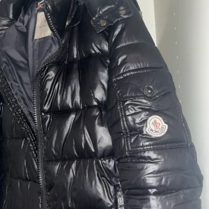 Moncler jacka - Moncler jacka bra skick jätte skön passa bra till vintern.
