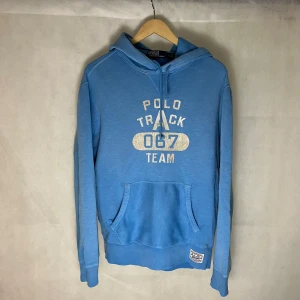Ralph Lauren hoodie - Riktigt soft raffe Hoodie. Storlek M. Modellen är 185. Riktigt fint skick. Qr kod, ungefär helt ny.