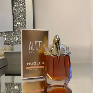 Alien goddess-supra florale (30 ml) - Alien goddess- Sirpa florale. 30 ml, endast testad en gång. Säljes då den inte kommit till användning. Mjuk och fräsch doft med en hint av sötma och blommor. 