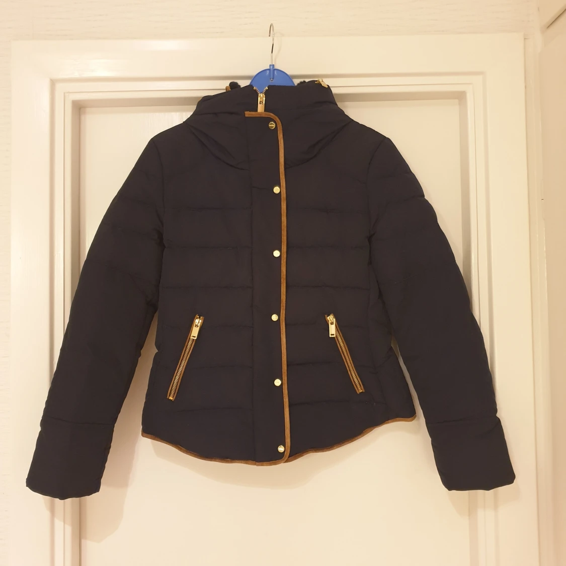 Marinblå pufferjacka från Zara Basic