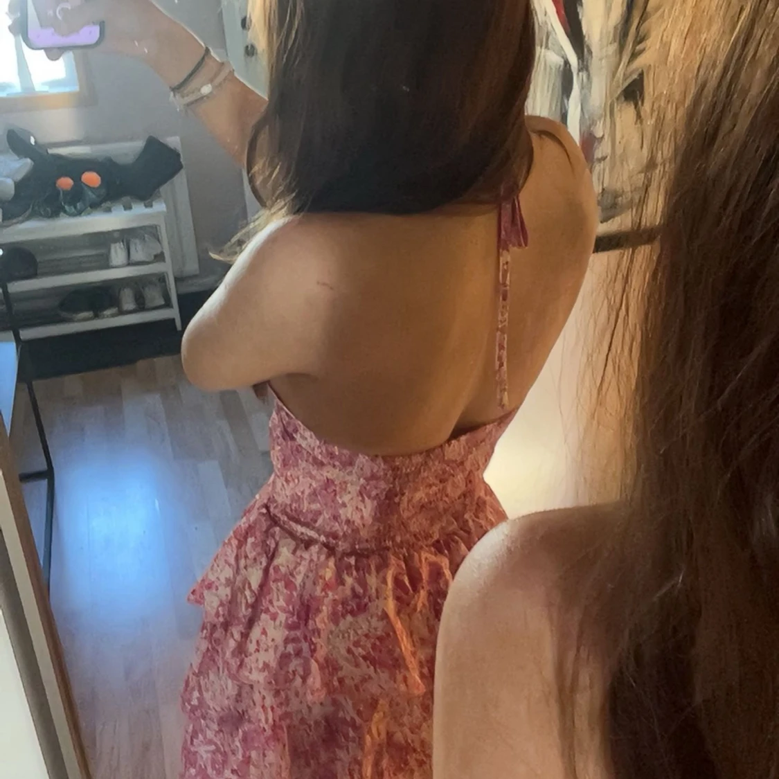 Blommig rosa kortklänning med volanger - 1