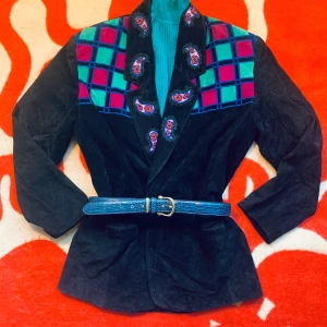 Fantastik läderjacka  - Fantastisk läderjacka med färgglada detaljer och helt intakt pärlbroderi   Mycket gott skick och få tecken på användningen. Inga hål  Bältet ingår ej 