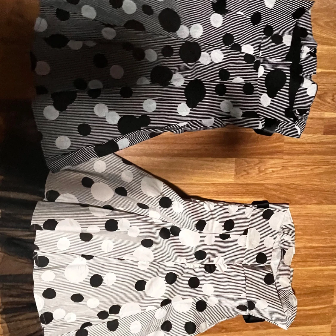 Svartvit prickig kjol med volang - 1