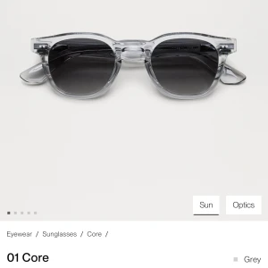 Chimi solglasögon  - Snygga solglasögon från Chimi med transparent grå båge och runda linser i mörkgrå toning. Klassisk och stilren design som passar perfekt till sommaren. Bågarna är tillverkade i syntetmaterial och har coola detaljer vid gångjärnen. Solglasögon köptes för ungefär 1 årsen och har ändast används några få gånger. Glasögonen är köpta på NK i Göteborg. Kom priv för intresse eller frågor🤍