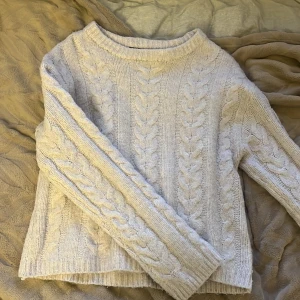 Vit kabel stickad tröja från lager 157 - Mysig vit stickad tröja från lager 157 i storlek XS. 