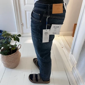 HELT NYA Jack and Jones jeans - Sköna Jack and Jones jeans. Inga defekter, modellen är 180,75 kg och bär 30/31  . Måten A: 40 cm B: 98 cm. 🏆😇