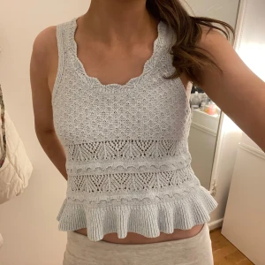 Blå topp - Ljus blå topp i storlek XS från H&M. Den är aldrig använd endast testad på! 🩵