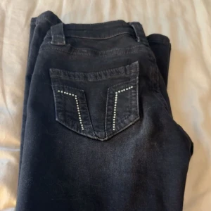 Säljer jeans från Gina tricot 14+! - Säljer dessa jeans från Gina 14+ i storlek S ! Hör av er vid pris eller funderingar! Använda 1 gång och insåg att jag ångra mig med köpet !