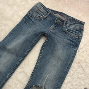 Lowwaist bootcut jeans  - Snygga blå jeans, vet inte vilket märke då de inte står och storlek men skulle säga att det passar xs. Skriv gärna privat för mer detaljer🩷. Priset går självklart att diskutera😊Skriv innan köp tack!