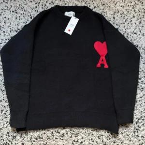 Ami Paris Dålig logga - Säljer en ami praris tröja billigt loggan är på lite fel ställe se på bild och materialet är inte som den ska.