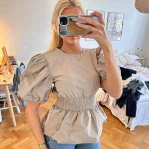 beige topp - supersnygg topp 