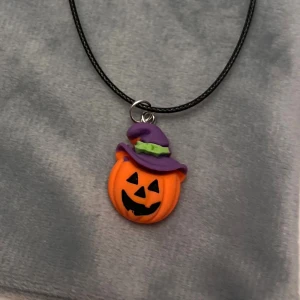 Choker Pumpa Halsband Halloween - Supersött halsband med en pumpa med häxhatt.  Trädd på kortare svart tråd. Halsbandet är justerbart 35-40 cm. Perfekt inför Halloween! 