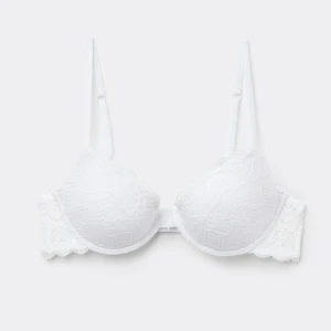 Intimissimi bh - Säljer en vit push up bh i strl 70b från intimissimi, helt ny aldrig använd, den är slutsåld på hemsidan!