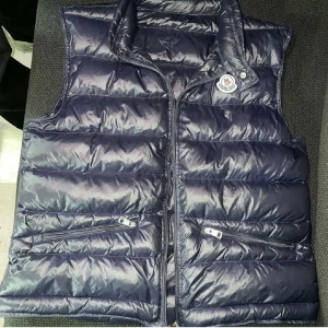 Moncler väst - Säljer moncler bäst dragkedja funkar inte men annars jätte bra väst inga hål för 850 ni står för frakten ochså storlek S