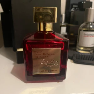 Barakkat Rouge 540 Extrait Parfum - Extrait de parfum i snygg röd flaska med guldig etikett. Perfekt för dig som vill sticka ut och addera lite lyx till din doftsamling. Skulle tippa på att det är 85/100 ml kvar och doften är inspirerad av baccarat rouge och håller länge. Kontakta gärna vid intresse😊